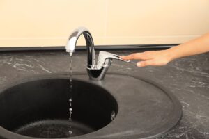 Un évier que l'on coupe pour éviter des dégâts des eaux