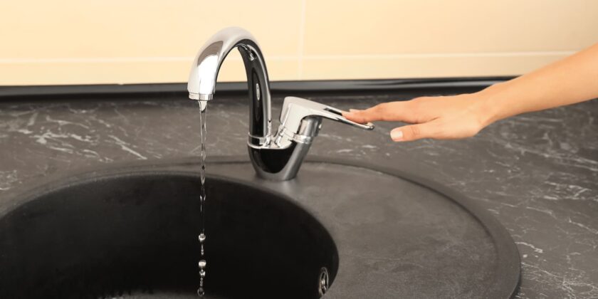 Un évier que l'on coupe pour éviter des dégâts des eaux