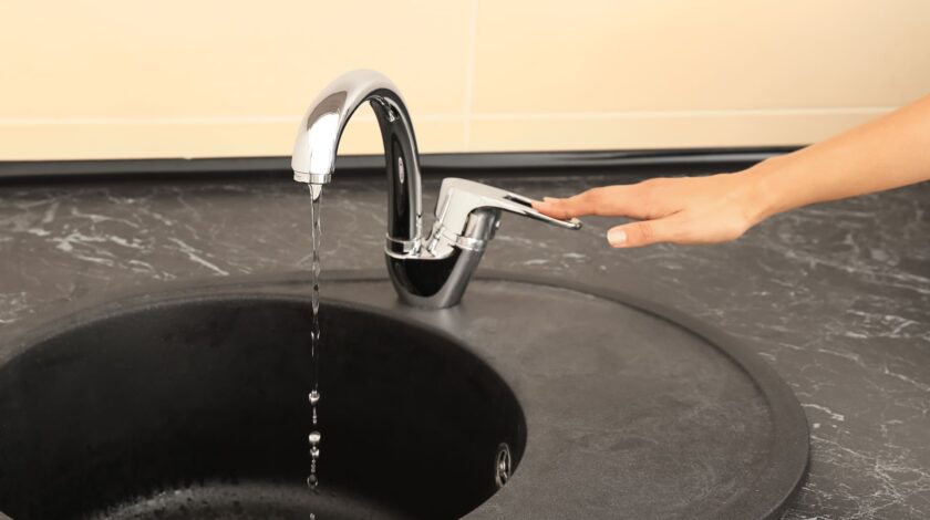 Un évier que l'on coupe pour éviter des dégâts des eaux